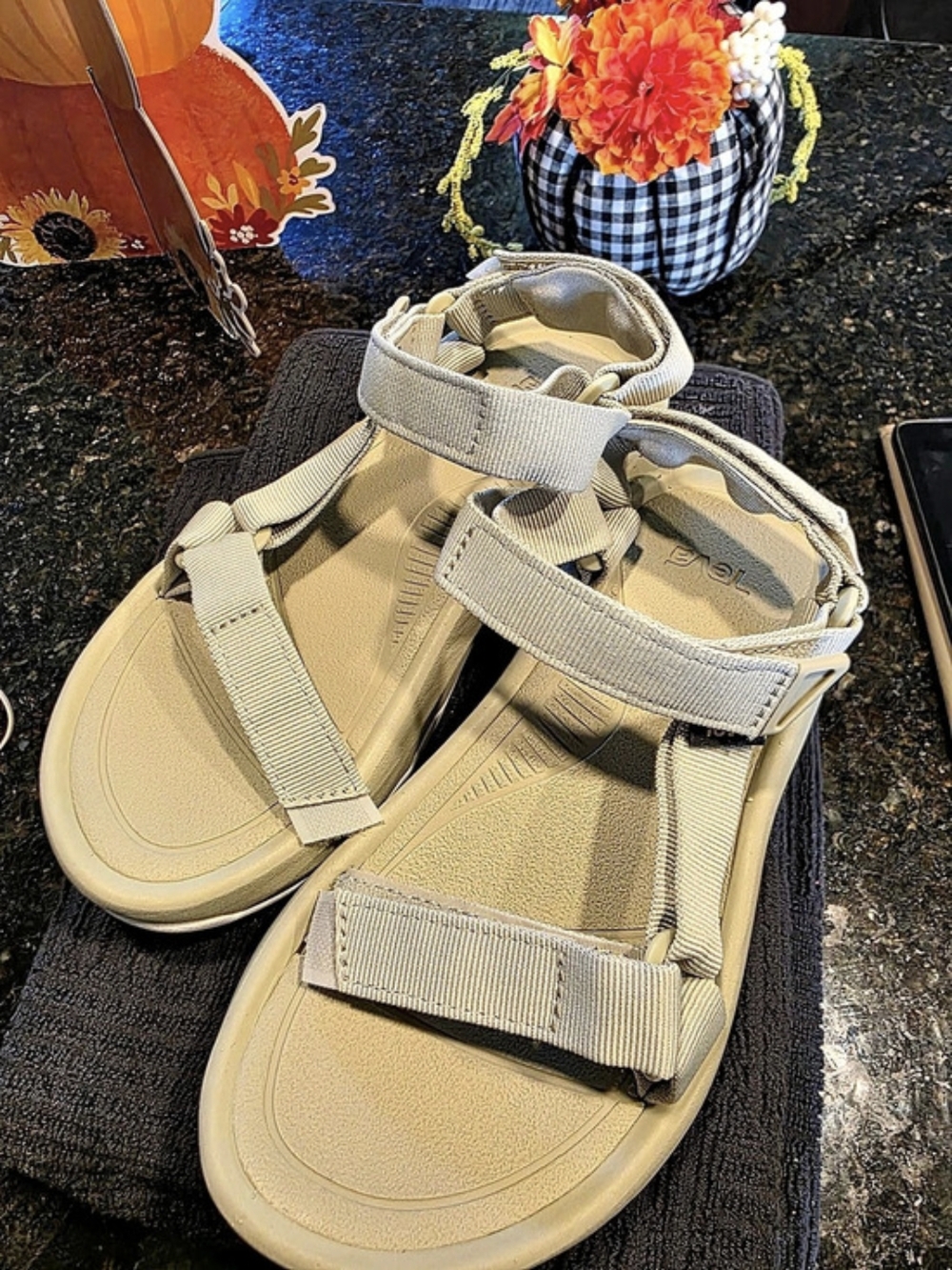 Teva Hurricane XLT2 Ampsole Women's Sandals in Beige